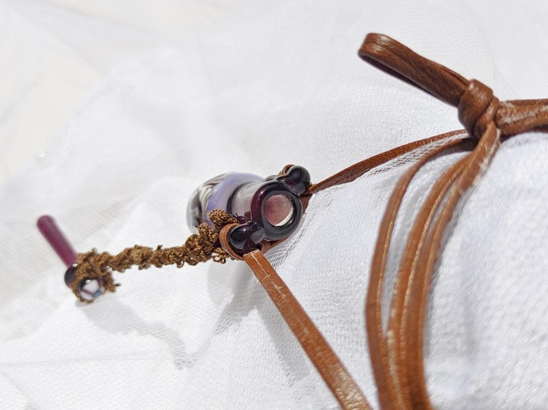 吉田正子トンボ玉（貳拾漆）　「瓶型」皮ひもネックレス　ガラス玉に込めた日本画