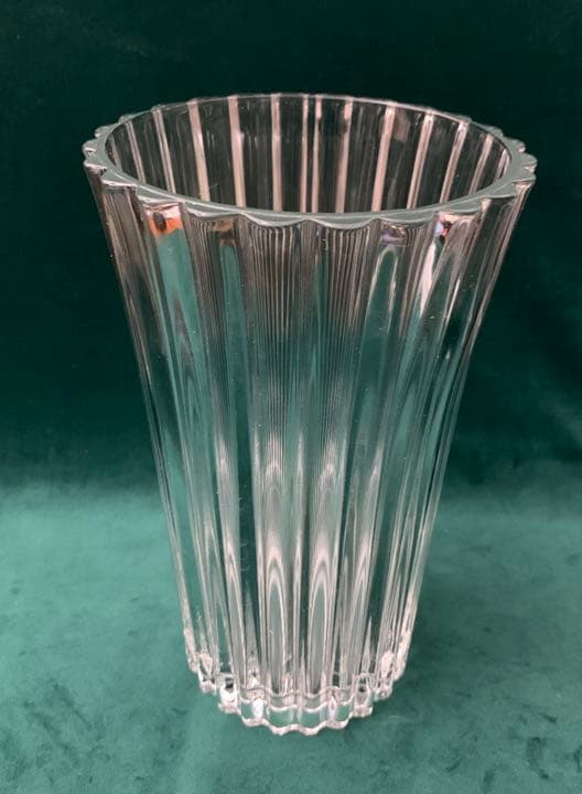 ボヘミアングラスの花器、ガラス工芸品