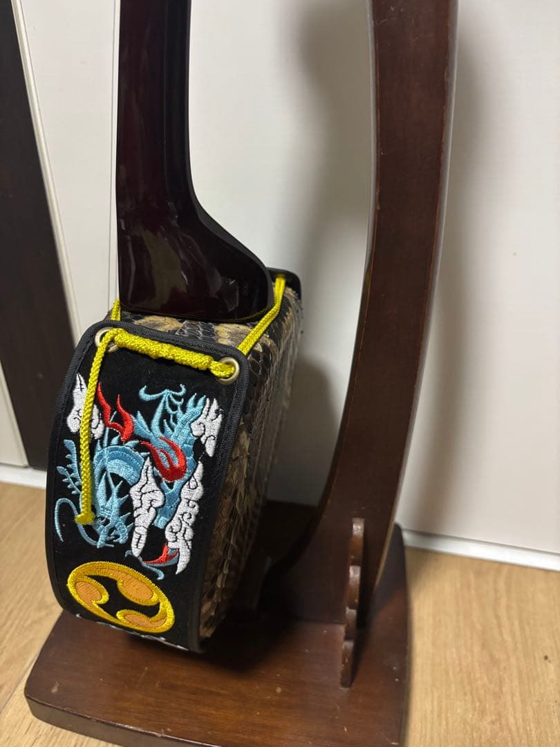 三線本体 赤茶色　ドラゴン刺繍付き