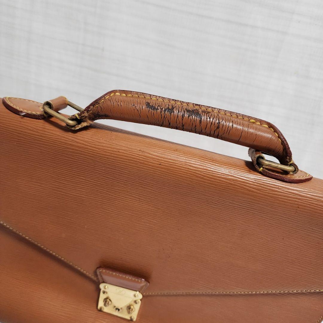 ルイヴィトン セルヴィエットコンセイエ エピ ビジネスバッグ 鞄 ハンドバッグ