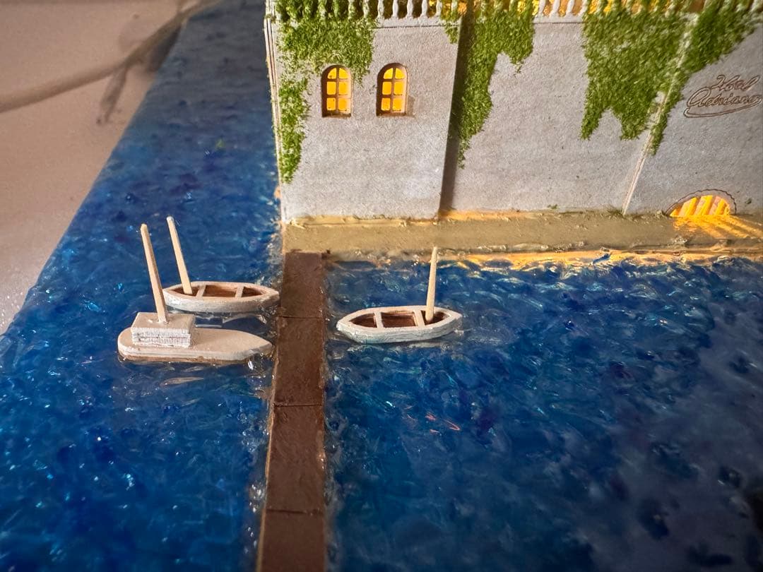 ヘ*ン様 紅の豚　ホテルアドリアーノ　ジオラマ完成品 ケース付き　電飾加工