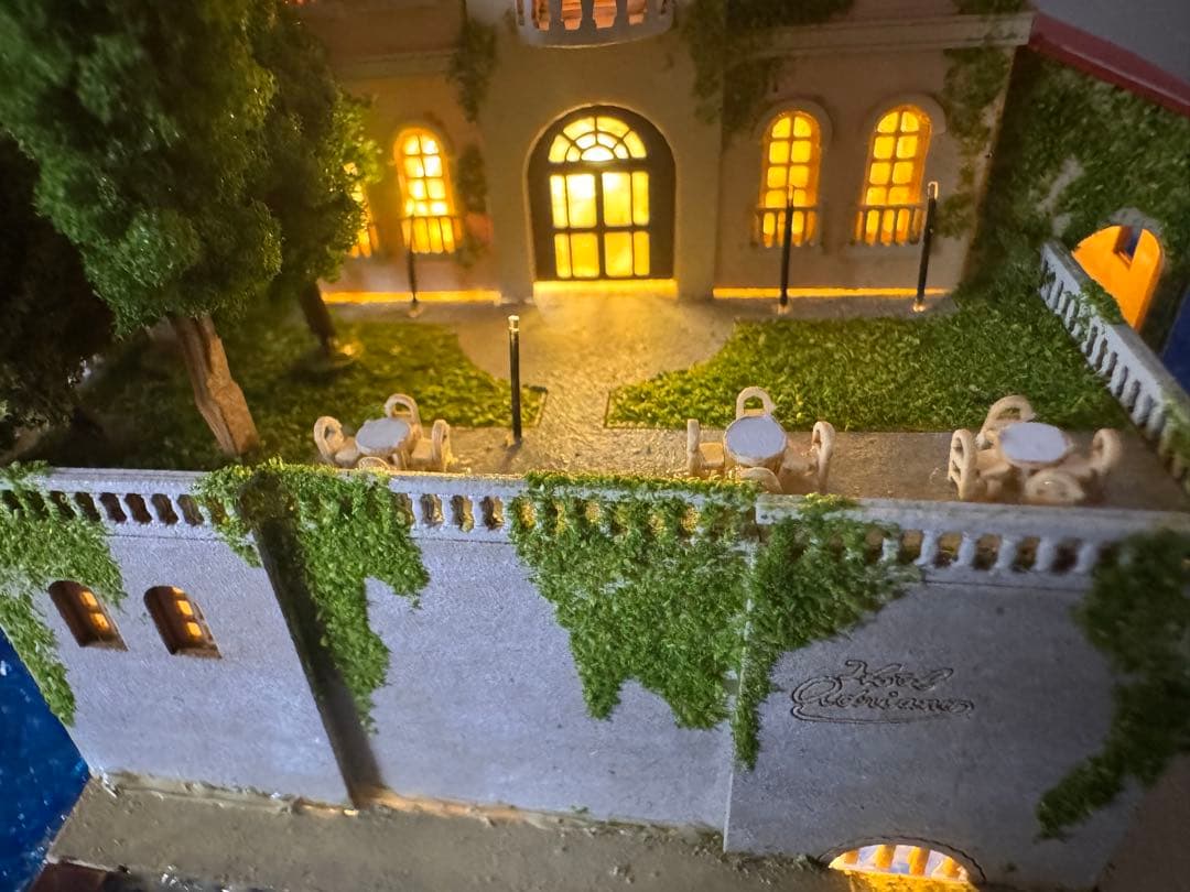 ヘ*ン様 紅の豚　ホテルアドリアーノ　ジオラマ完成品 ケース付き　電飾加工