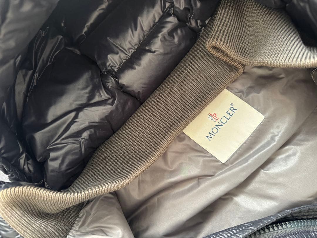 MONCLER ダークグレー ダウンベスト フード付き