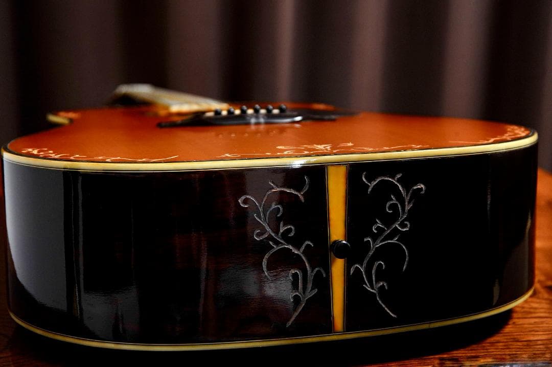 ★MORRIS Wシリーズの華やかな場面で演出を高める【彫刻装飾ギター】