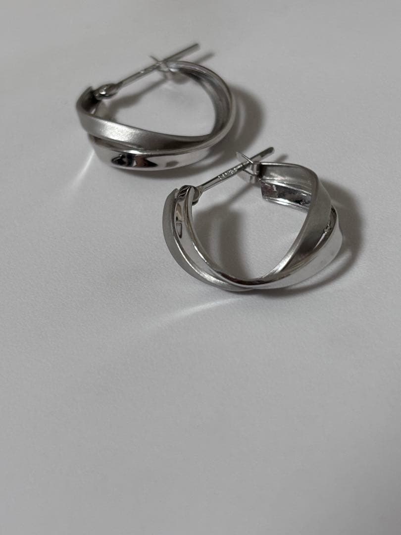 テイクアップ　ヒネリツインフープM　WG ホワイトゴールド K14/K10
