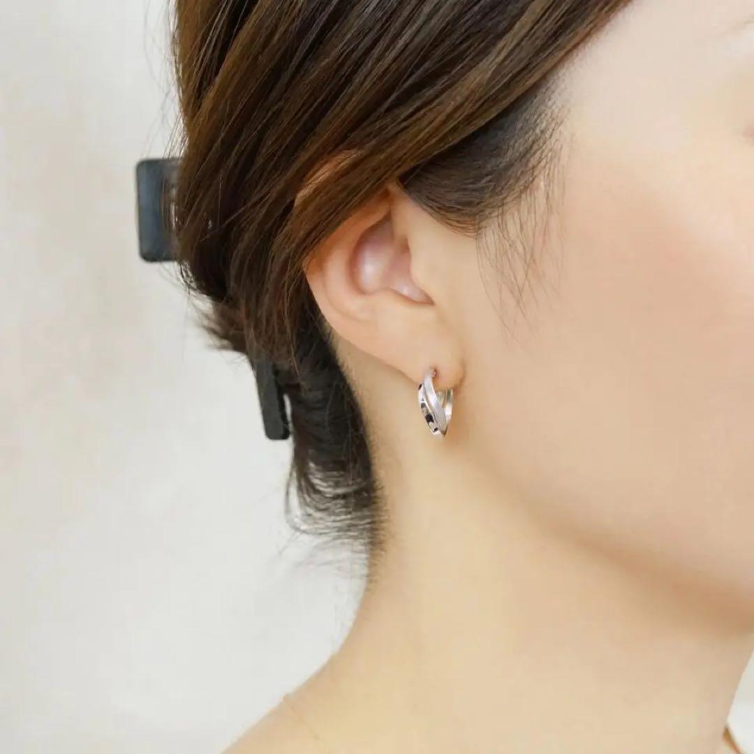 テイクアップ　ヒネリツインフープM　WG ホワイトゴールド K14/K10