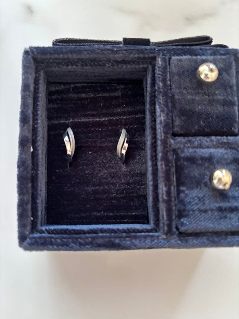 テイクアップ　ヒネリツインフープM　WG ホワイトゴールド K14/K10