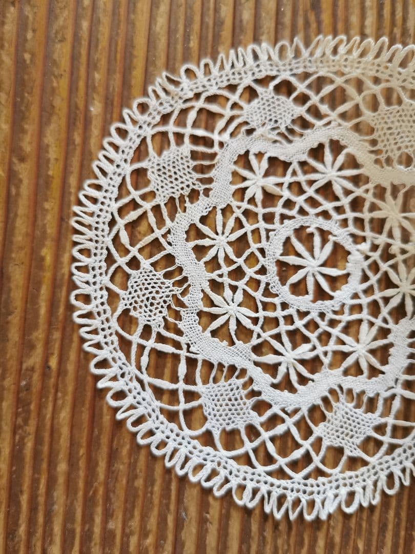 アンティーク ベルギーブルージュ ごく細い糸の線状の花 繊細なボビン編みレース