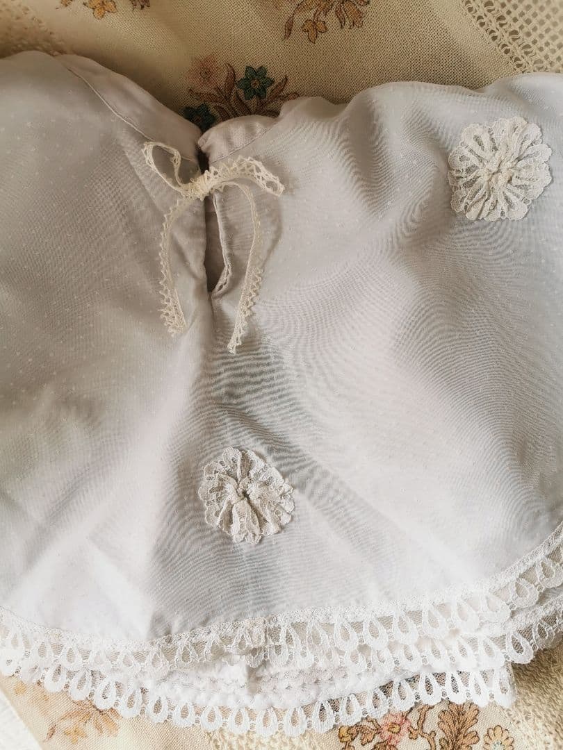 アンティークフランス 子供べべ用 フラワーアップリケ刺繍３層レース ドットケープ