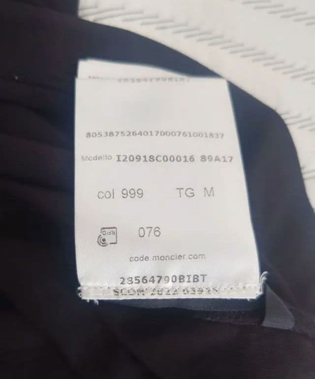 【極美品】即完売モデル MONCLER ブラック Tシャツ