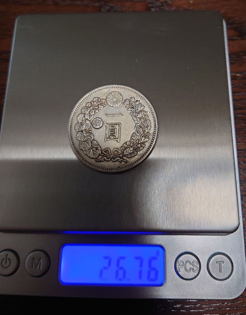 修正品　一圓銀貨明治８年　左丸銀打ち