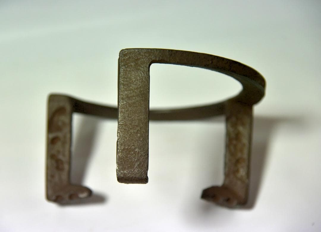 菊池正直造【極上品】　和鉄笹爪虫食い五徳（七寸）囲炉裏/共箱