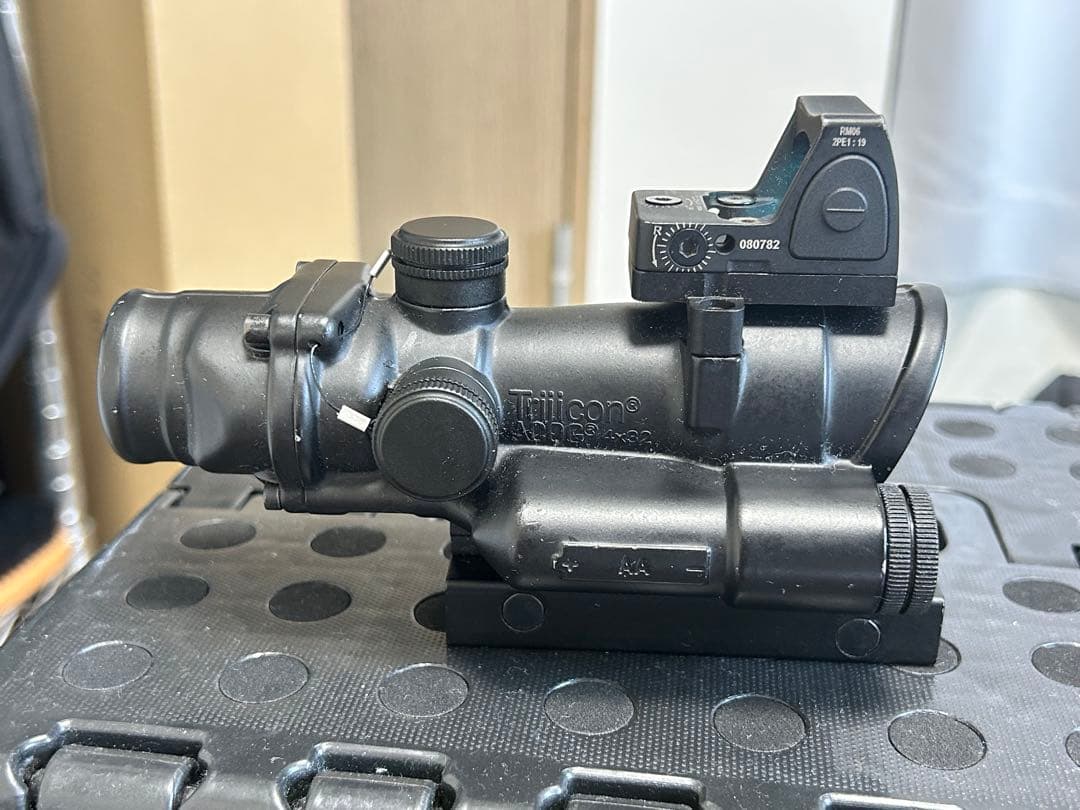 TA02 ACOG 4倍率 + RMR トリジコン スコープ レプリカ