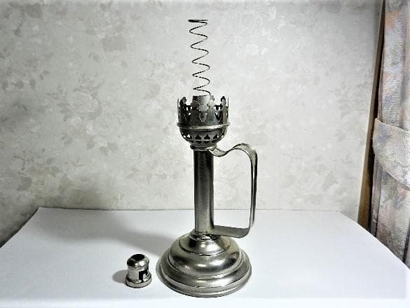 希少な「バネ押し上げ式蝋燭（ろうそく）ランプ」