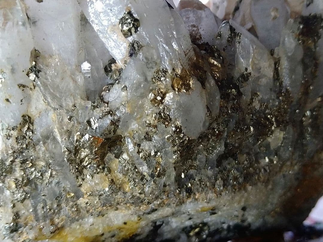 青森県産のパイライト水晶クラスター