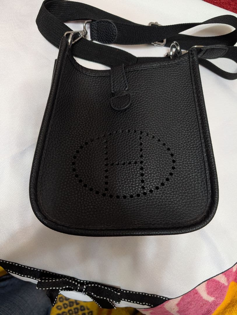 ブラックレザー パンチング ショルダーバッグ
