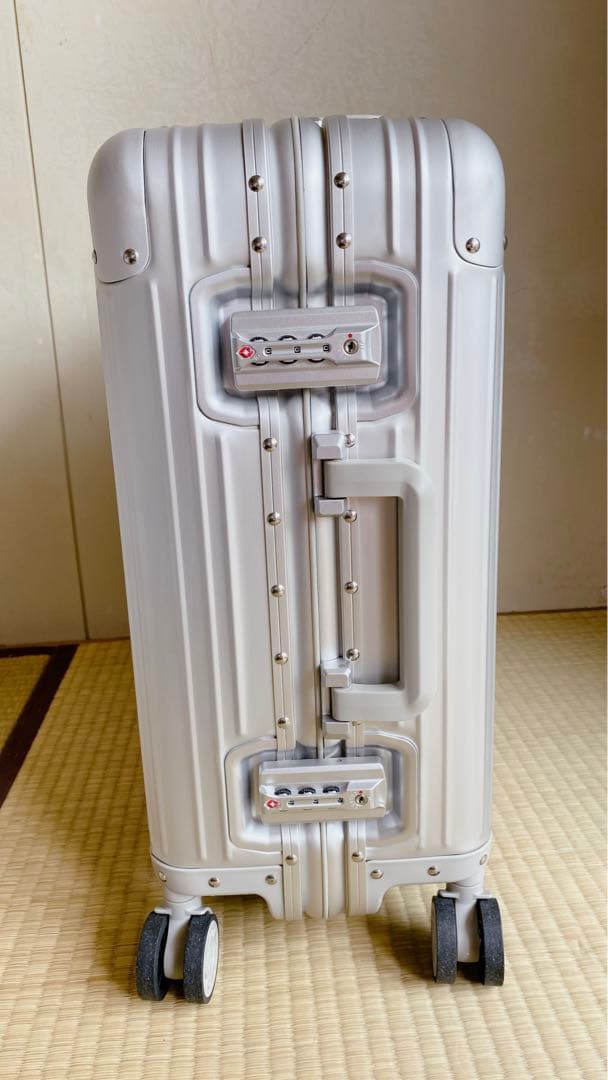 新品未使用メルセデスベンツ　アルミスーツケース