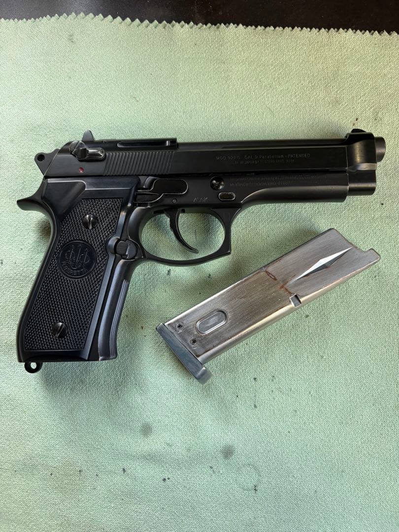 ガスガン ブラック マガジン付き