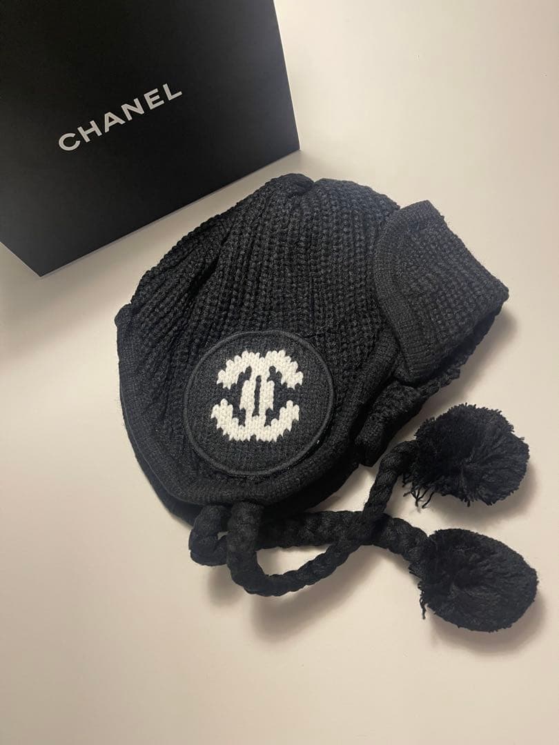 CHANEL ブラックニット帽 ノベルティ　ポンポン付き
