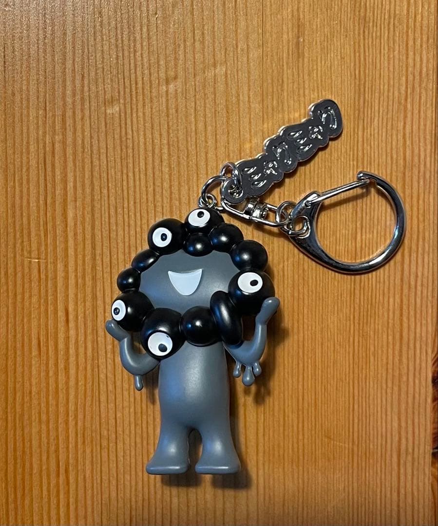 ミャクミャク ブラック 立ちバージョン カラビナ付 黒ミャク キーホルダー付