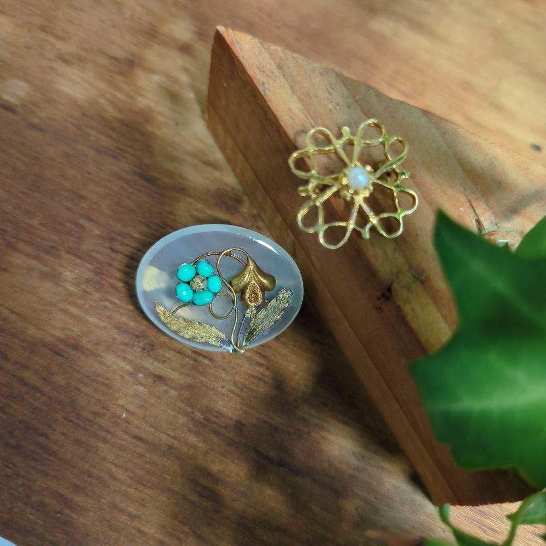 【アンティーク】ホワイトカルセドニーとトルコ石の勿忘草ブローチ