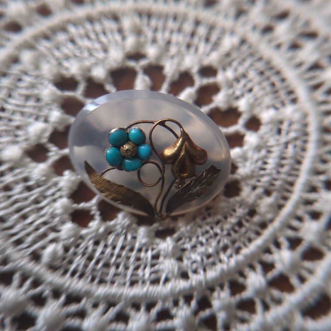 【アンティーク】ホワイトカルセドニーとトルコ石の勿忘草ブローチ