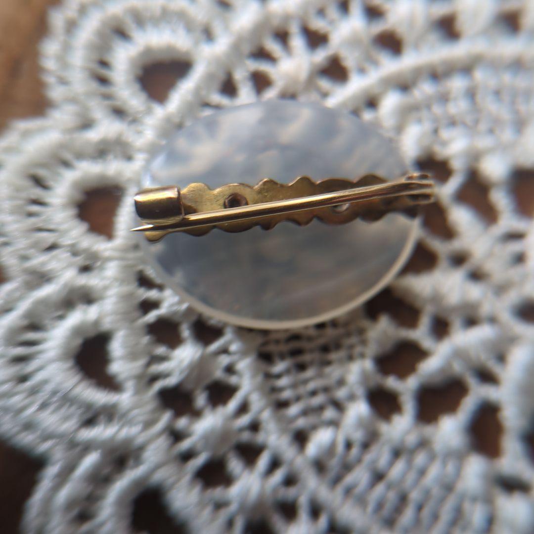 【アンティーク】ホワイトカルセドニーとトルコ石の勿忘草ブローチ