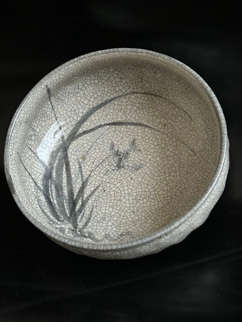 美しい古美術◾️蔵からステキな春蘭の描かれた雰囲気の良い陶器がでて来ました。