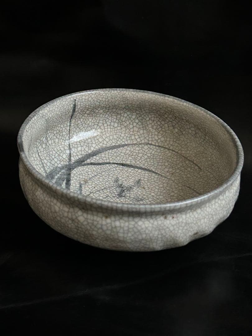 美しい古美術◾️蔵からステキな春蘭の描かれた雰囲気の良い陶器がでて来ました。