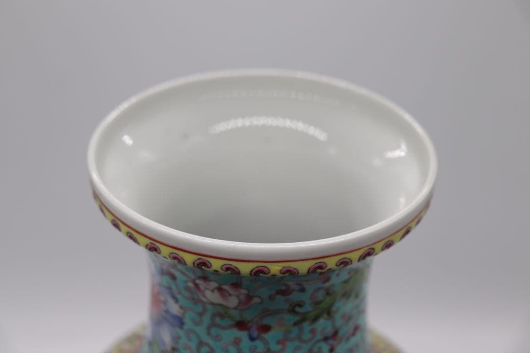 中国　大清乾隆年製銘　粉彩人物紋大瓶　送料込み0229