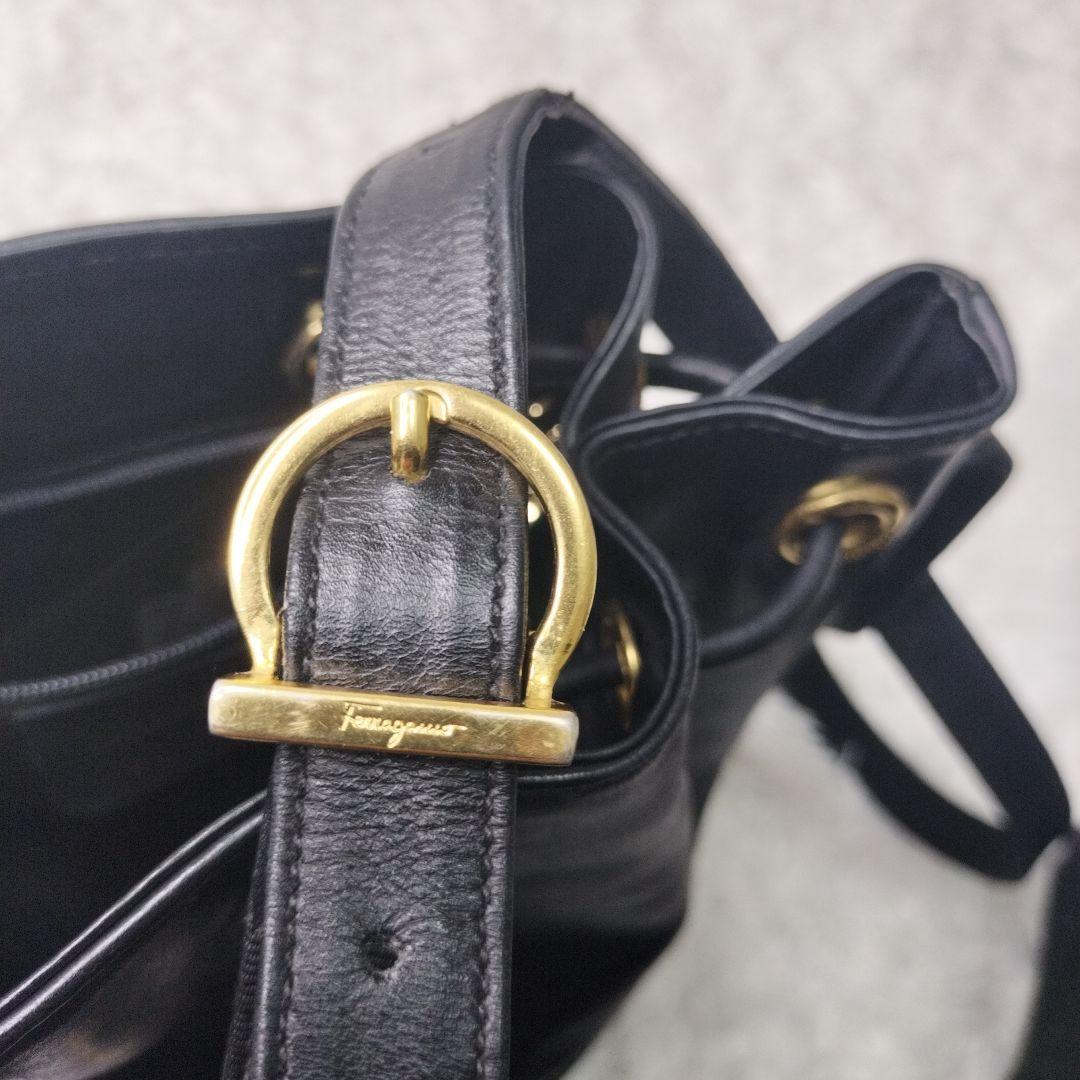 美品✨フェラガモ 巾着 ショルダーバッグ ヴァラ ガンチーニ ブラック