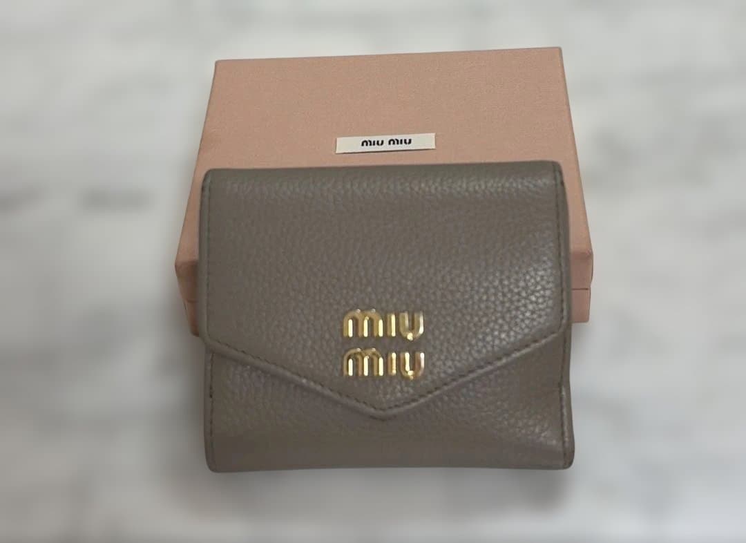 miu miu ヴィッテロダイノレザー フラップ折り財布 ベージュ