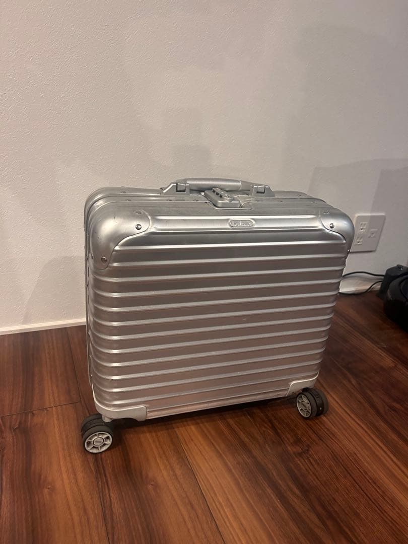 美品 リモワ トパーズ 26L 機内持ち込み 4輪 TSAロック チタニウム