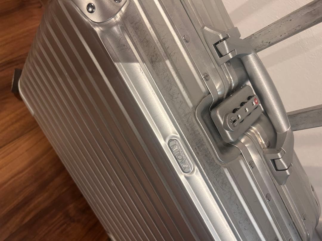 美品 リモワ トパーズ 26L 機内持ち込み 4輪 TSAロック チタニウム