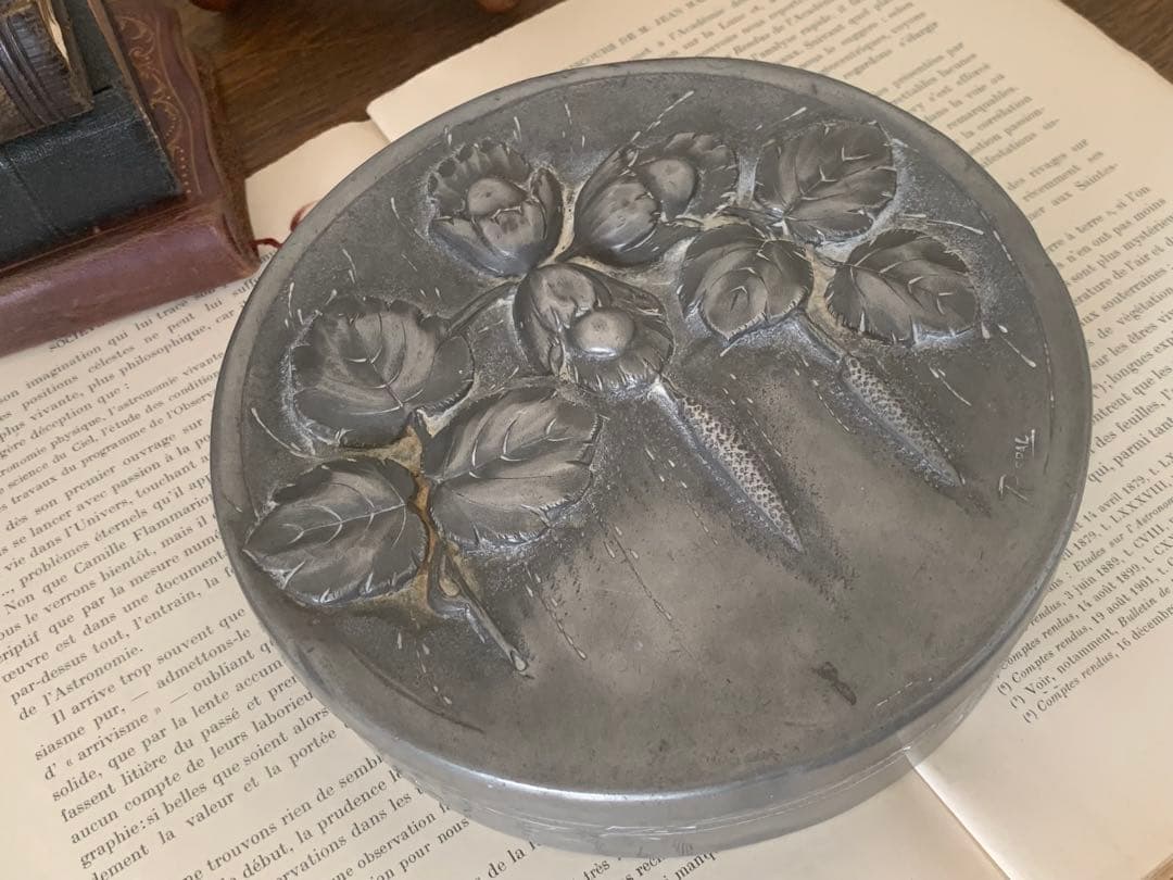 フランスアンティーク　ピューター　小物入れ　エンボス加工　蚤の市　ブロカント