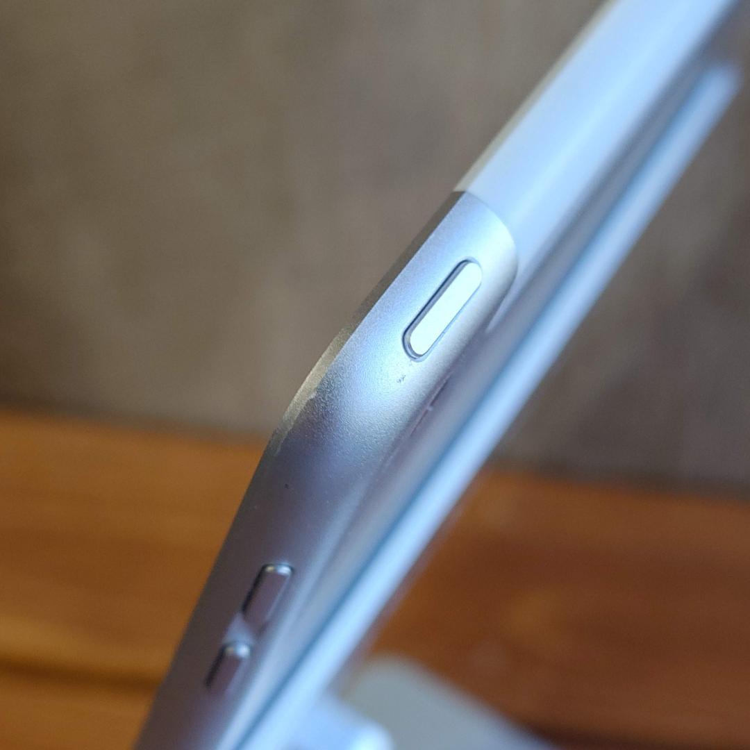 iPad 第5世代 32GB A1823 Wi-Fi+Cellular 本体