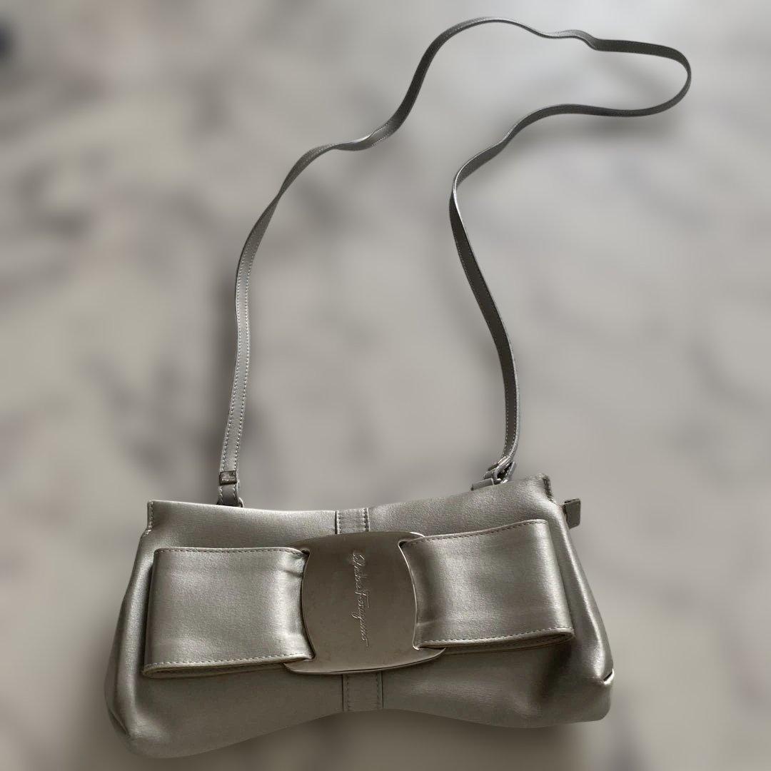 フェラガモ　リボン　ポーチ　ショルダー