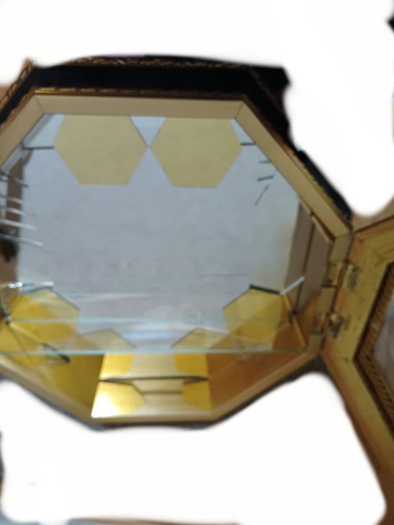 八角形のガラスショーケース