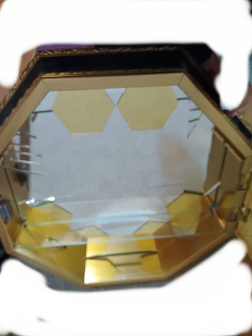 八角形のガラスショーケース