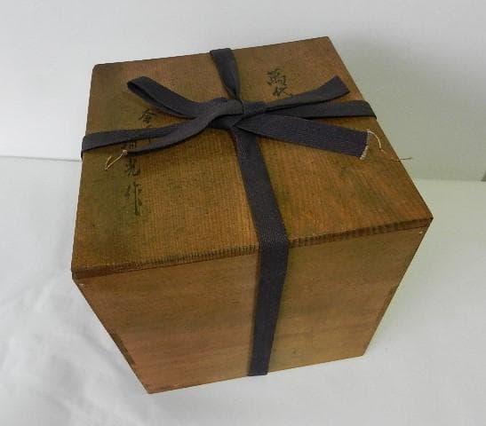 釜師「清光」作「萬代屋釜」（高１９．５㌢、口９．５㌢、胴２１．５㌢）