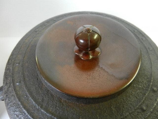 釜師「清光」作「萬代屋釜」（高１９．５㌢、口９．５㌢、胴２１．５㌢）