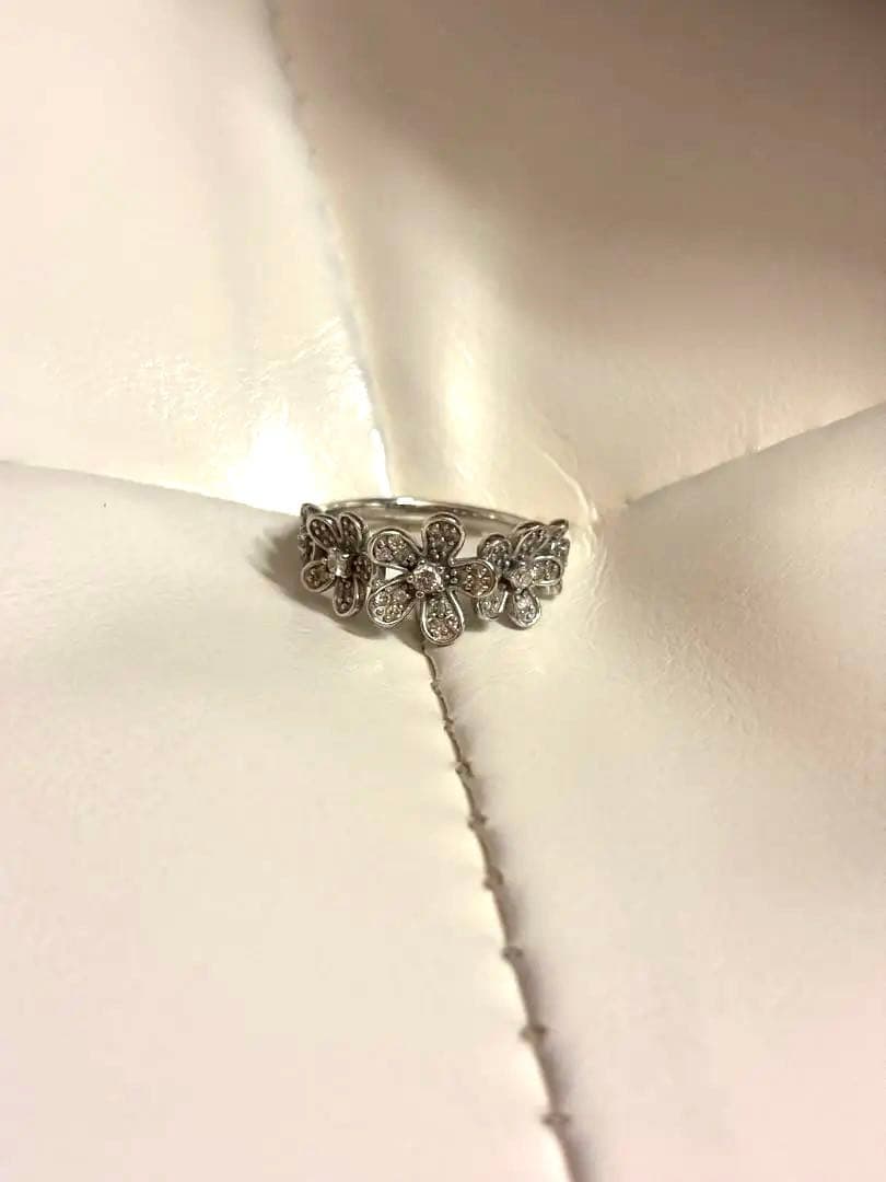 ホワイトゴールド　ダイヤモンド　フラワー　リング