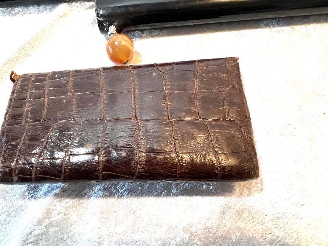 煙草入れ　革製　煙管入れと煙草入れと緒締め付き　前金具は三国志の関羽