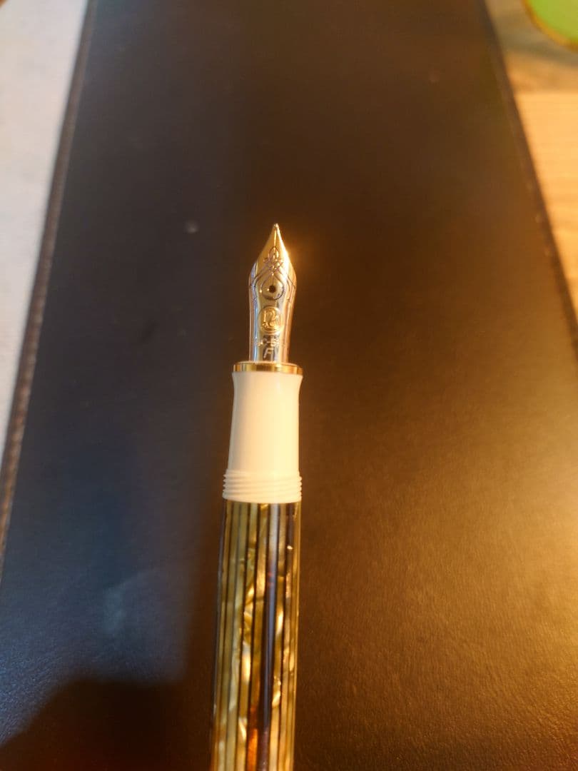 ペリカン スーベレーン M400 万年筆 ホワイトトータス F 細字
