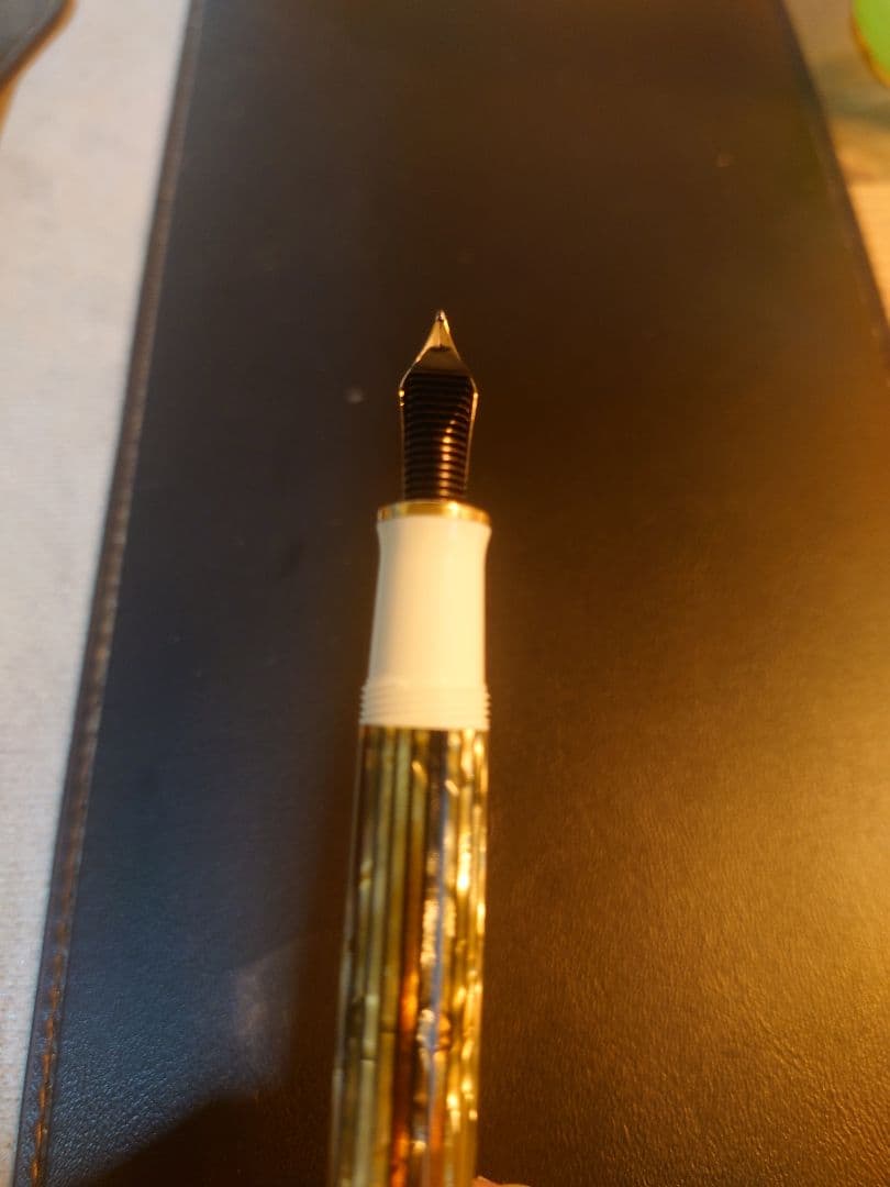 ペリカン スーベレーン M400 万年筆 ホワイトトータス F 細字