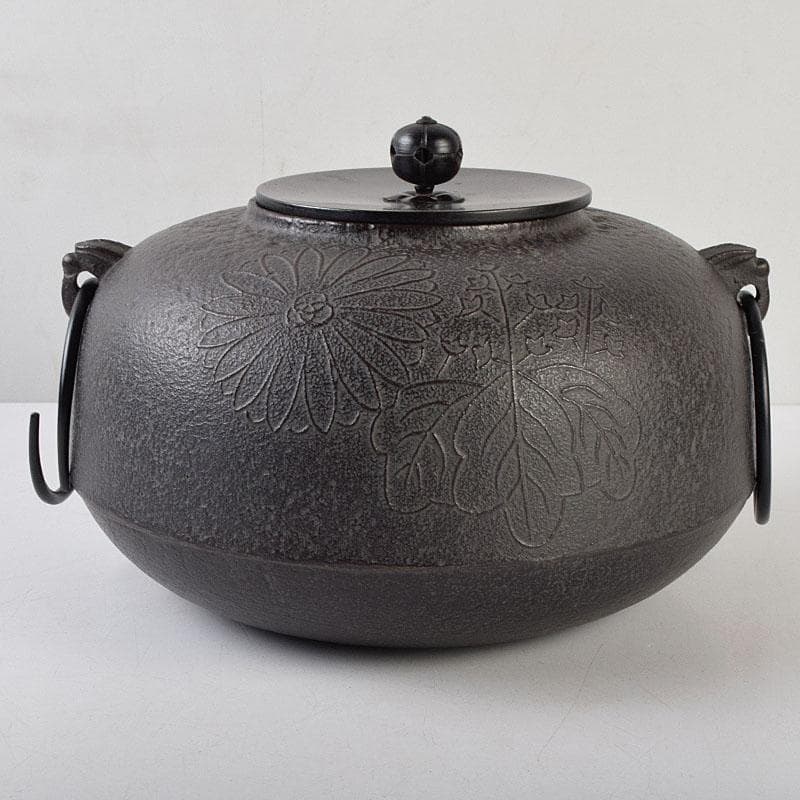 茶道具　人間国宝　釜師　高橋敬典作　菊桐文　平丸政所釜　共箱　V　R9044B