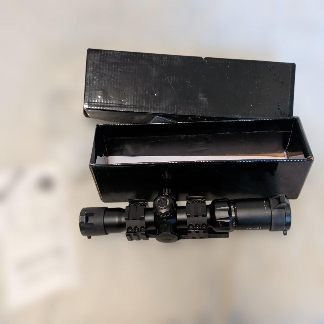 3色イルミネーテッド ライフルスコープ マウント付 1.5-4x30