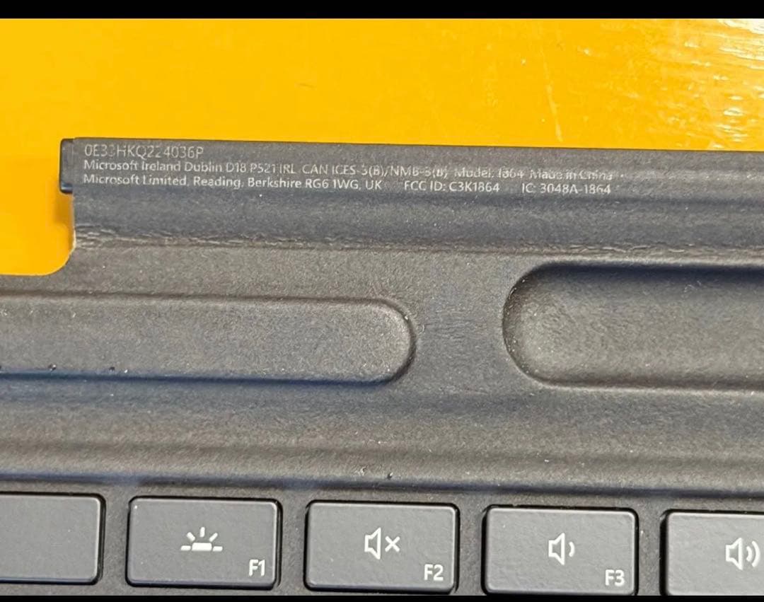 Microsoft Surface Pro用のスリムペン2付きキーボード