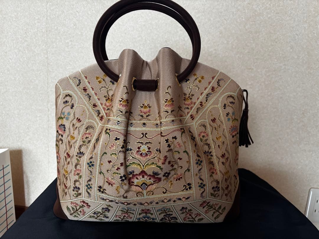 刺繍入りベージュ系ハンドバッグ