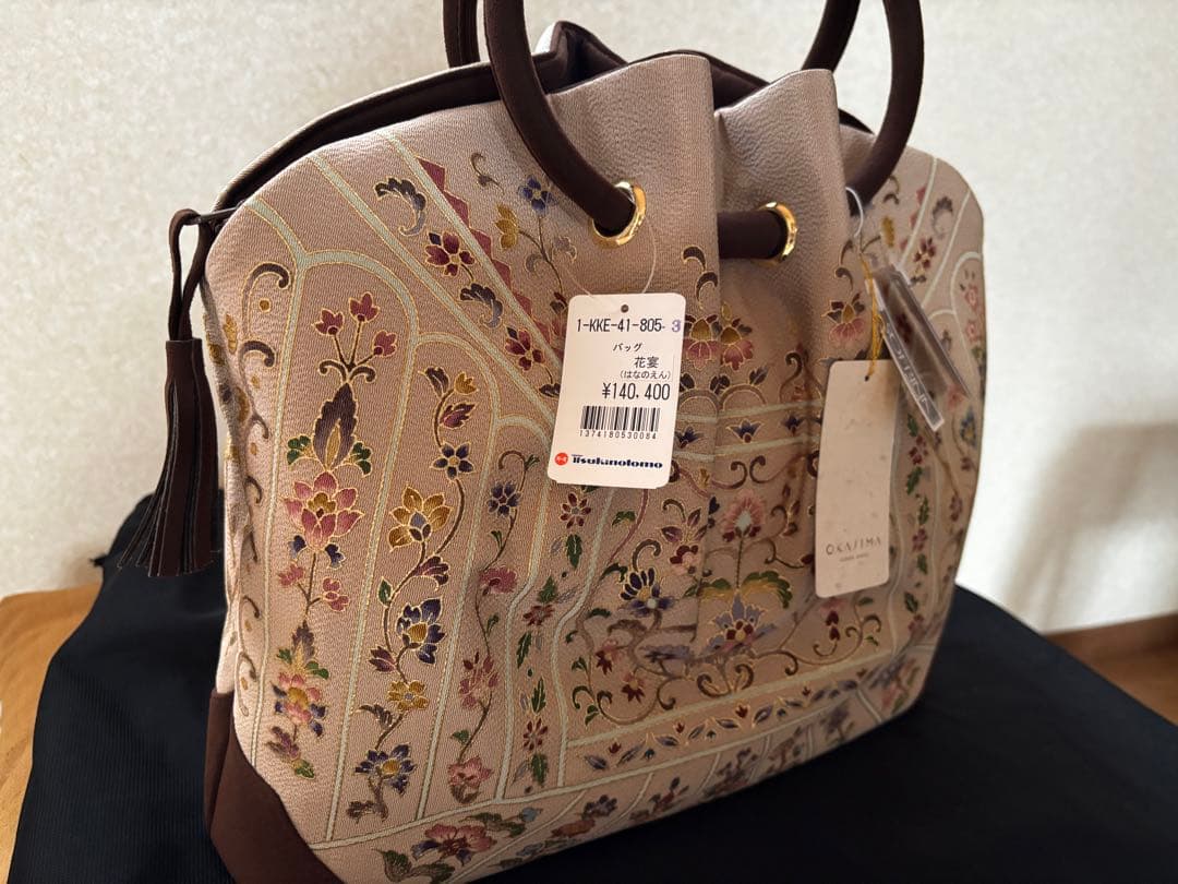 刺繍入りベージュ系ハンドバッグ